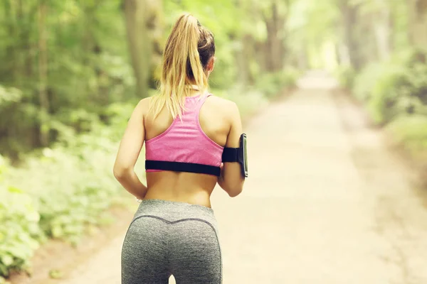 フォレスト内のジョギングの女性 — ストック写真