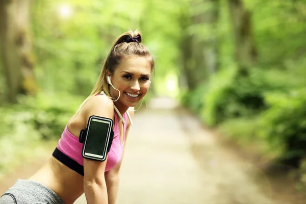 Frau joggt im Wald — Stockfoto