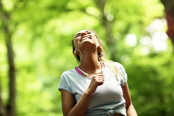 Frau joggt im Wald — Stockfoto