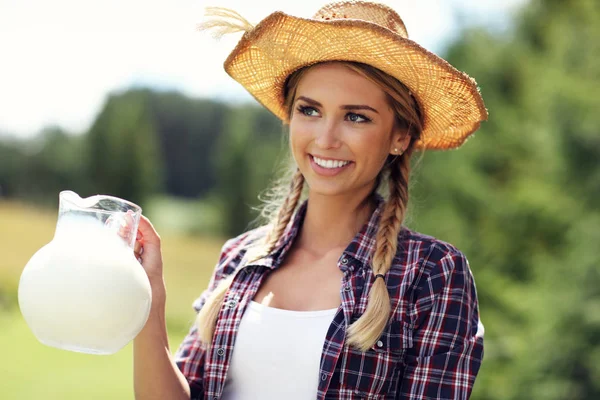 Mujer joven con leche orgánica fresca —  Fotos de Stock