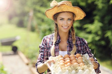 taze organik yumurta kadınla