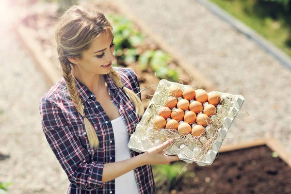 Woman with fresh organic eggs — Stock Photo, Image