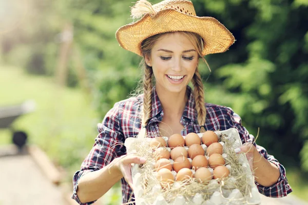 Mulher com ovos orgânicos frescos — Fotografia de Stock