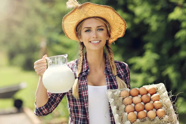 Mujer joven con huevos orgánicos frescos —  Fotos de Stock