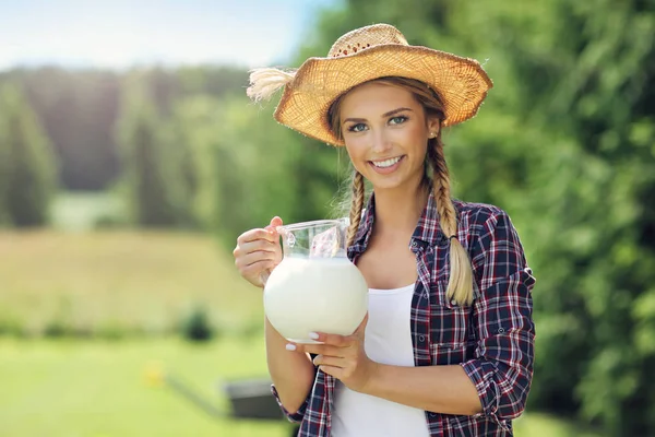 Mujer con leche orgánica fresca —  Fotos de Stock
