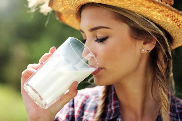 Mujer con leche orgánica fresca — Foto de Stock