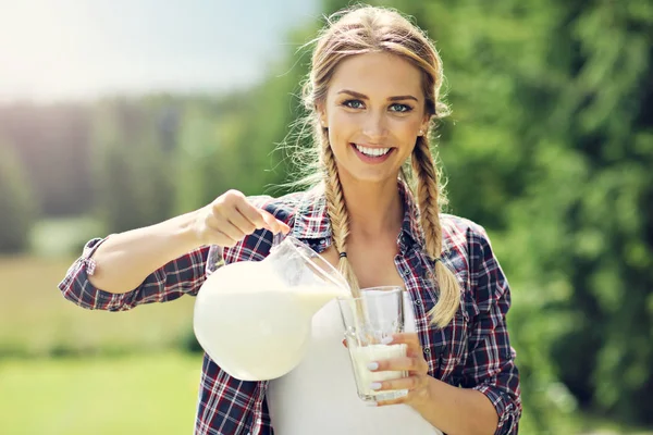 Donna con latte biologico fresco — Foto Stock