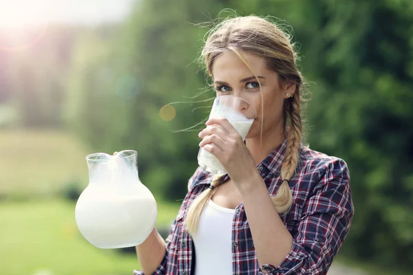 Mujer con leche orgánica fresca — Foto de Stock