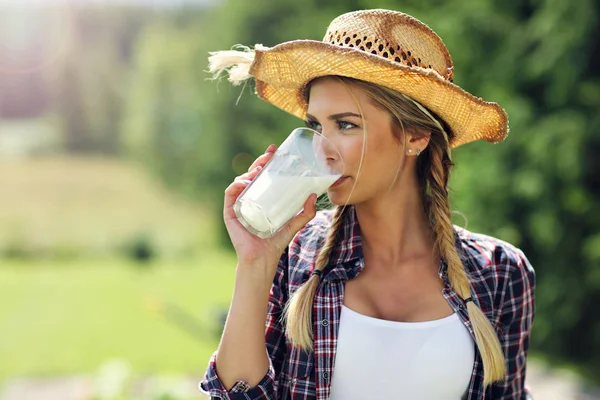 Mujer con leche orgánica fresca — Foto de Stock