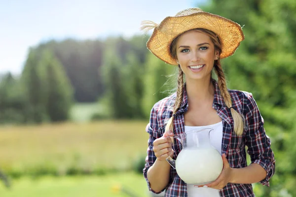 Kvinna med färsk ekologisk mjölk Stockfoto