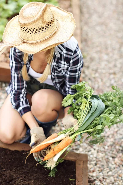 Mulher adulta a colher legumes — Fotografia de Stock