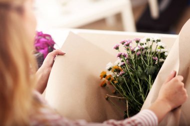 Çiçekçide çalışan kadın çiçekçi