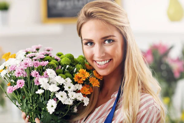 Floristería femenina trabajando en floristería — Foto de Stock