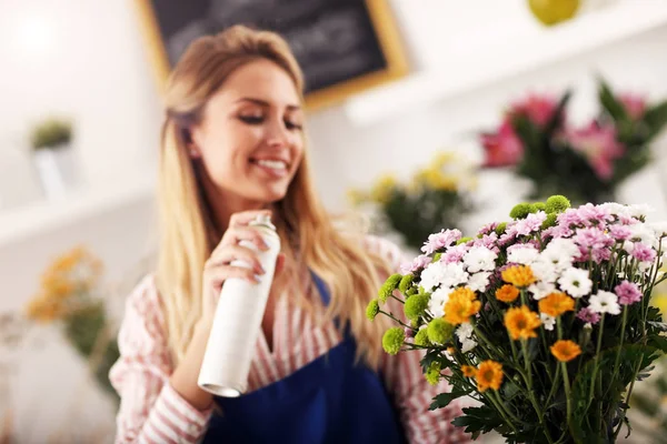 Female florist working in flower shop — Stock Photo, Image