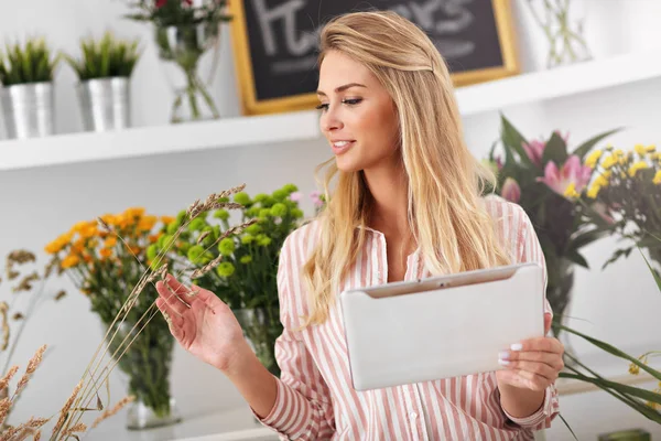 Female florist working in flower shop — Stock Photo, Image