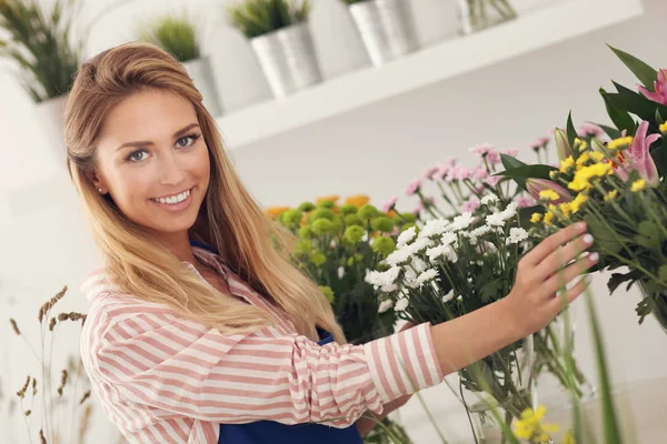 Fleuriste femelle travaillant dans un magasin de fleurs — Photo