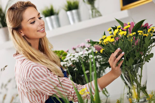Female florist working in flower shop — Stock Photo, Image