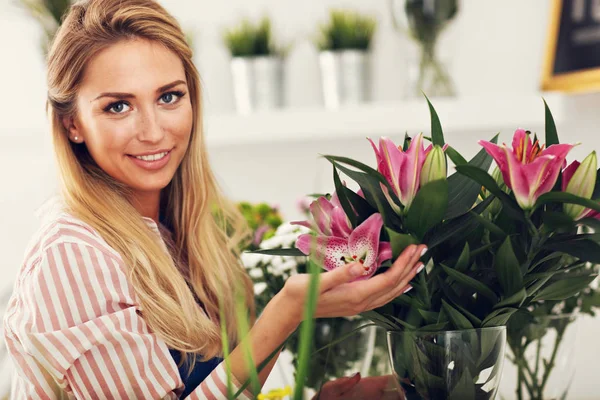 Fleuriste femelle travaillant dans un magasin de fleurs — Photo