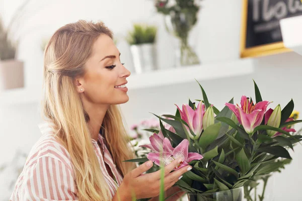 Female florist working in flower shop — Stock Photo, Image