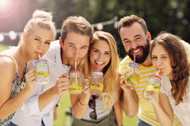 Bir grup genç insan tezahürat 