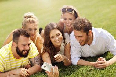 Arkadaş grubu birlikte eğleniyor 