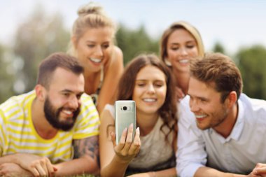 Arkadaş grubu birlikte eğleniyor 