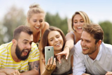 Arkadaş grubu birlikte eğleniyor