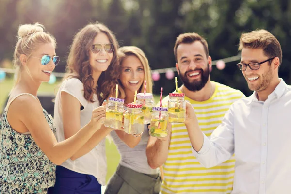 Bir grup genç insan tezahürat 