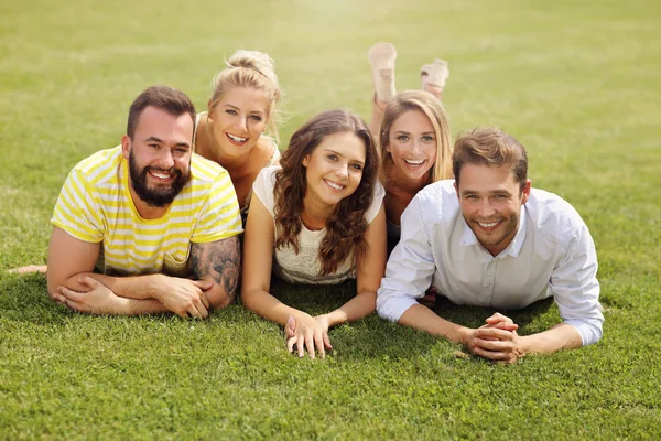 Groep vrienden samen plezier — Stockfoto