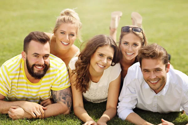 Freundeskreis hat Spaß zusammen — Stockfoto