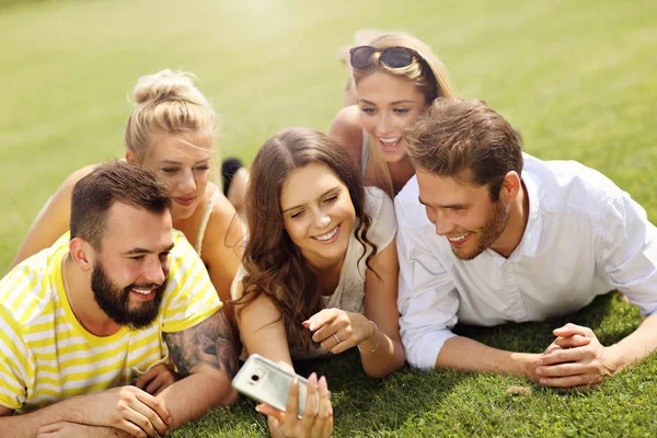 Arkadaş grubu birlikte eğleniyor 