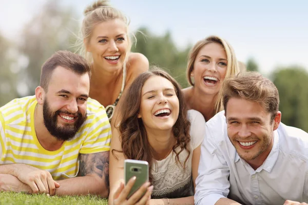 Arkadaş grubu birlikte eğleniyor 