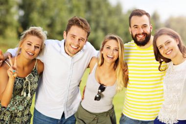 Arkadaş grubu birlikte eğleniyor 