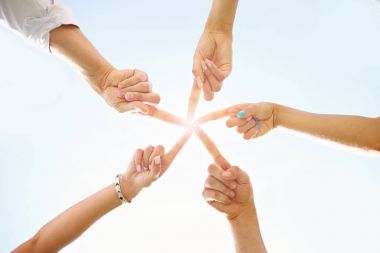 Arkadaş grubu birlikte eğleniyor 