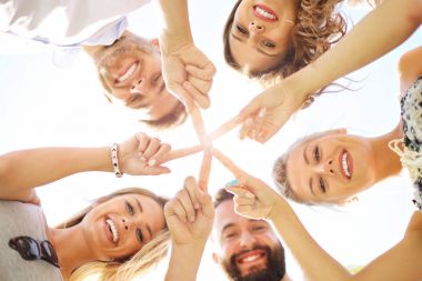 Arkadaş grubu birlikte eğleniyor 