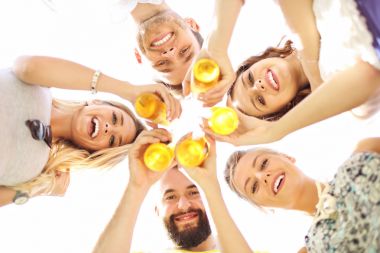 Bir grup genç insan tezahürat 