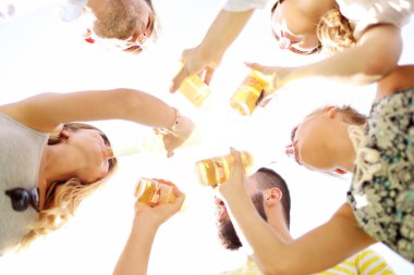 Bir grup genç insan tezahürat