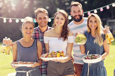 Arkadaşlar barbekü partisi veriyor. 