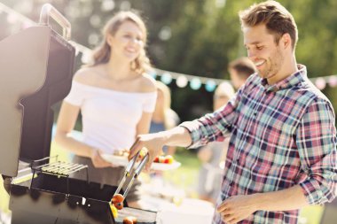 Arkadaşlar barbekü partisi veriyor.