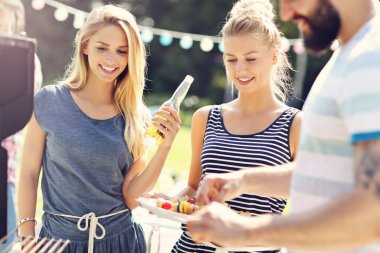 Arkadaşlar barbekü partisi veriyor. 