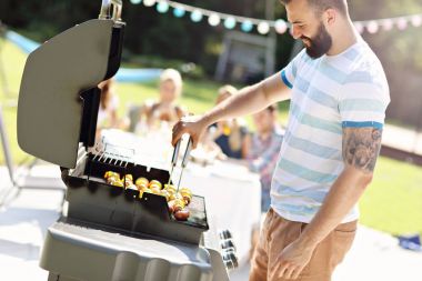 Arkadaşlar barbekü partisi veriyor. 