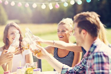 Arkadaşlar barbekü partisi veriyor.