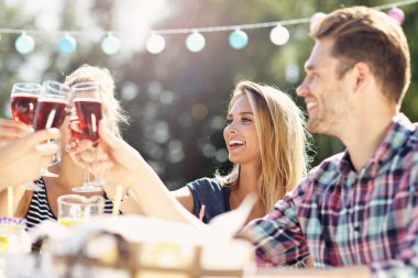 Arkadaşlar barbekü partisi veriyor. 