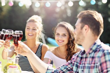 Arkadaşlar barbekü partisi veriyor.