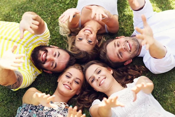 Groep vrienden samen plezier — Stockfoto