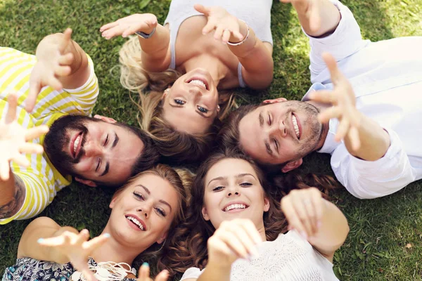 Gruppen av vänner att ha roligt tillsammans — Stockfoto