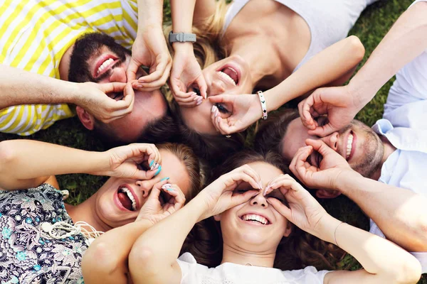 Grupo de amigos divirtiéndose juntos —  Fotos de Stock