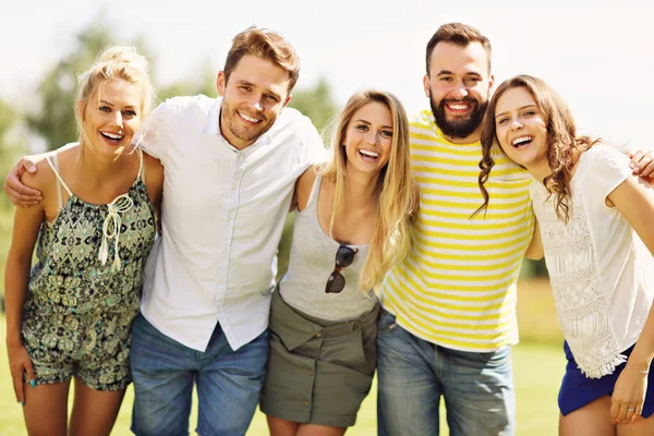 Arkadaş grubu birlikte eğleniyor