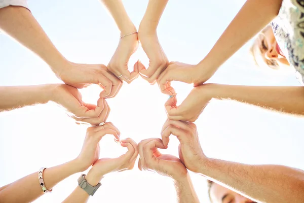 Gruppo di amici divertirsi insieme — Foto Stock