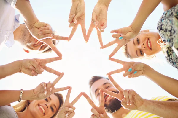 Grupo de amigos divirtiéndose juntos — Foto de Stock